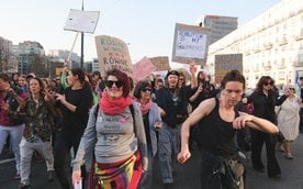 Zgromadzenia mogą wiązać się z czasowym wstrzymywaniem ruchu pojazdów na trasach przemarszów oraz zm