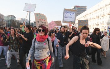 Zgromadzenia mogą wiązać się z czasowym wstrzymywaniem ruchu pojazdów na trasach przemarszów oraz zm