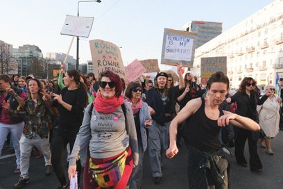 Zgromadzenia mogą wiązać się z czasowym wstrzymywaniem ruchu pojazdów na trasach przemarszów oraz zm