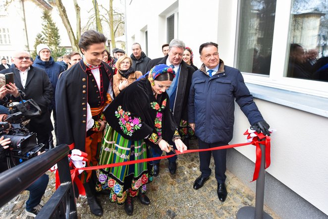 Artyści z Zespołu Pieśni i Tańca "Mazowsze" przecieli wstęgę podczas uroczystego otwarcia wyremontow