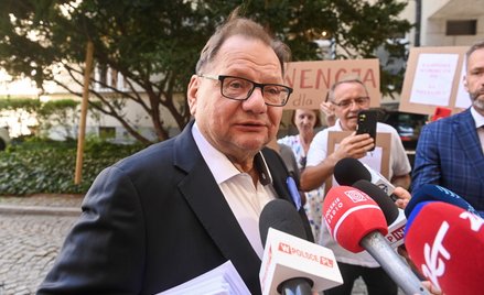 Członek PKW Ryszard Kalisz rozmawia z mediami przed siedzibą Państwowej Komisji Wyborczej w Warszawi