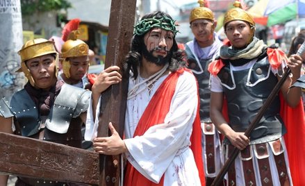 Wielkanoc na Filipinach: 17 osób zostało przybitych do krzyży