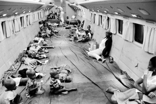 2 października 1968 r.: kobiety i dzieci w samolocie, który zabiera je do Gabonu z Republiki Biafry,