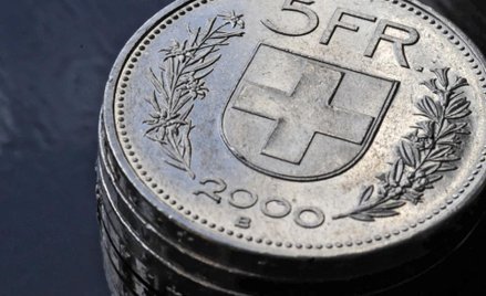 Raty kredytów we frankach wzrosły znacznie bardziej niż w euro