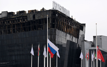Opuszczone do połowy flagi przed halą Crocus City Hall pod Moskwą