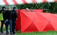 Funkcjonariusze policji w pobliżu miejsca strzelaniny przy ulicy Królowej Jadwigi w Białej Podlaskie