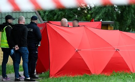 Funkcjonariusze policji w pobliżu miejsca strzelaniny przy ulicy Królowej Jadwigi w Białej Podlaskie