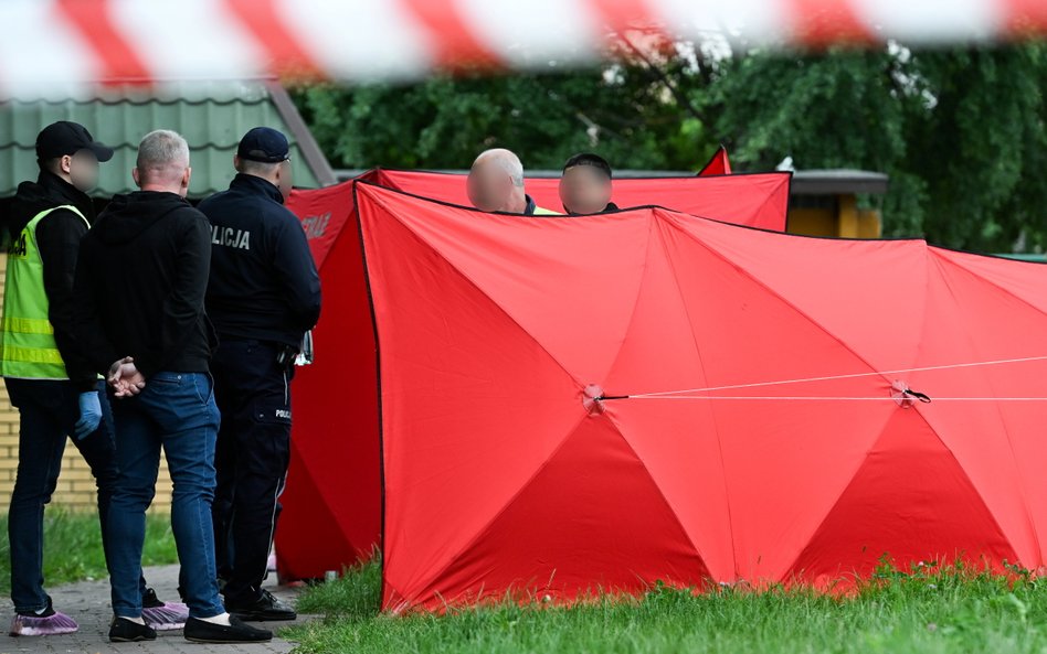 Funkcjonariusze policji w pobliżu miejsca strzelaniny przy ulicy Królowej Jadwigi w Białej Podlaskie