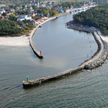 Wejście do portu w Mrzeżynie. W takich miejscach często dochodzi do erozji plaży i trzeba dosypywać 