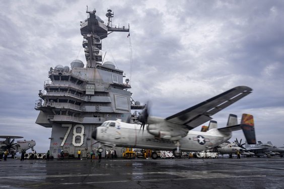 Samolot C-2A Greyhound ląduje na pokładzie lotniskowca USS Gerald R. Ford (CVN-78), 4 maja 2026 r.