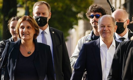 Olaf Scholz wraz z żoną Brittą Ernst w drodze do lokalu wyborczego