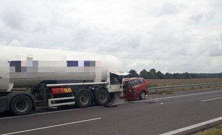 Auto osobowe uderzyło w cysternę przewożącą tlen. Nie ma ofiar, ale doszło do rozszczelnienia zbiorn