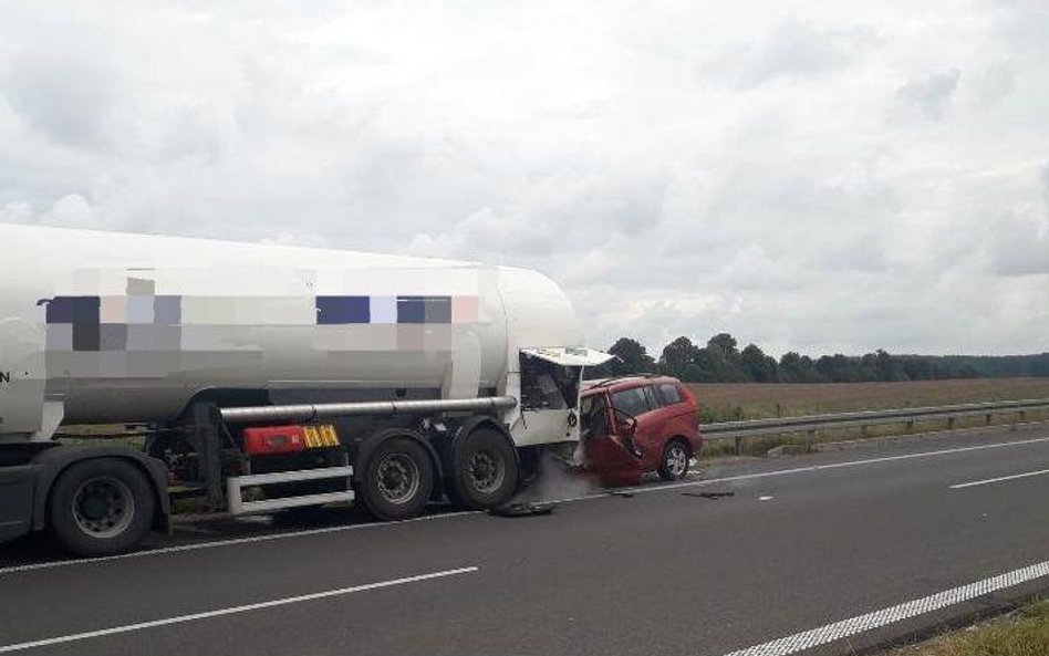 Auto osobowe uderzyło w cysternę przewożącą tlen. Nie ma ofiar, ale doszło do rozszczelnienia zbiorn