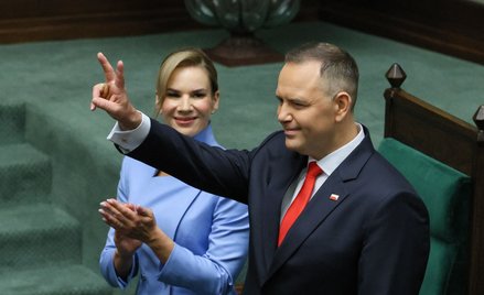 Prezydent Karol Nawrocki z żoną Martą Nawrocką po złożeniu ślubowania na sali posiedzeń Sejmu