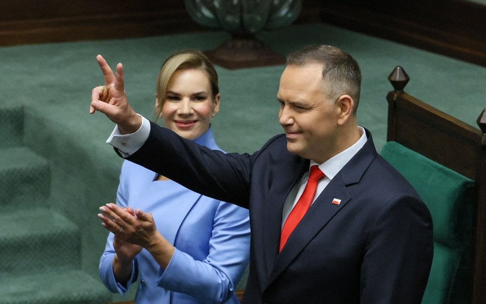 Prezydent Karol Nawrocki z żoną Martą Nawrocką po złożeniu ślubowania na sali posiedzeń Sejmu