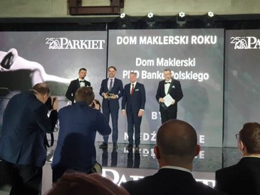 Laureatem w kategorii „Dom Maklerski Roku" zostaje DM PKO Banku Polskiego. Nagrodę odebrał dyrektor 