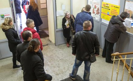 Kolejka do wydziału komunikacji była za długa - WSA o karze za spóźnienie w rejestracji pojazdu