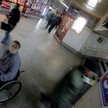 Niepełnosprawny podróżuje pociągiem