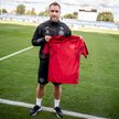 Christian Eriksen, zawodnik reprezentacji Danii prezentuje nową koszulkę drużyny przed zbliżającymi 