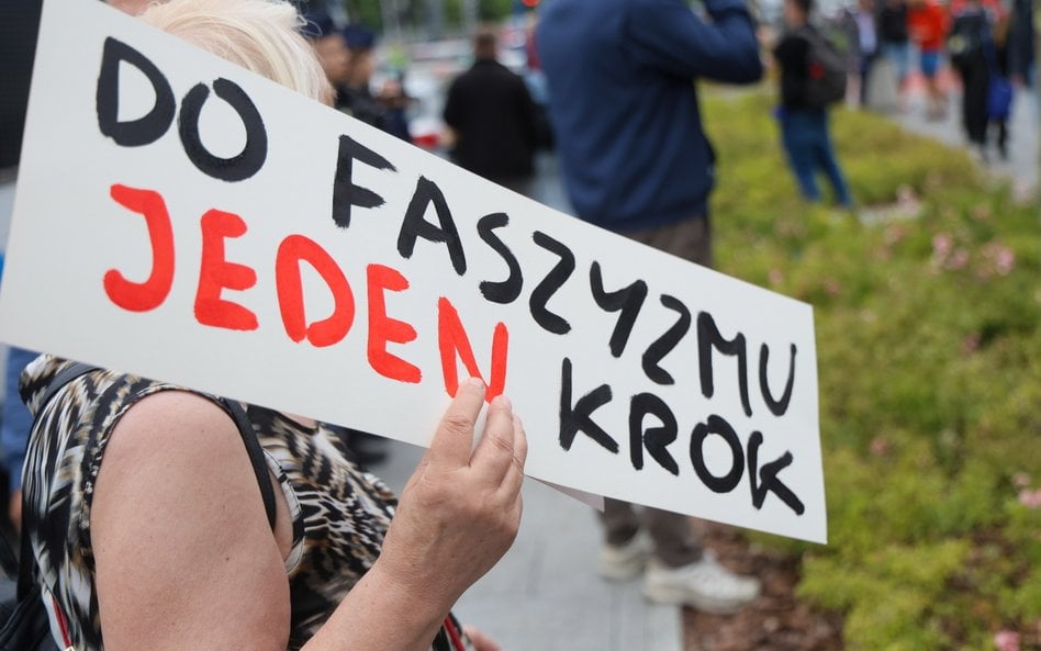 Zorganizowana przez Koalicję Antyfaszystowską kontrmanifestacja przeciwko antyimigranckiej pikiecie 