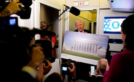 Prezydent USA Donald Trump z wizualizacją sali balowej, która ma powstać przy Białym Domu.