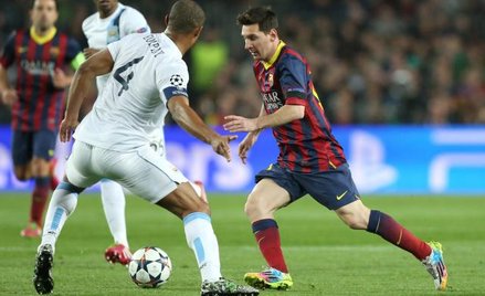 Rok temu Barcelona nie dała szans City, wygrywając dwumecz 4:1. Na zdjęciu Vincent Kompany próbuje z