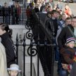 Osoby, które chcą zagłosować za granicą stoją w kolejkach do punktów wyborczych czasem po kilka godz