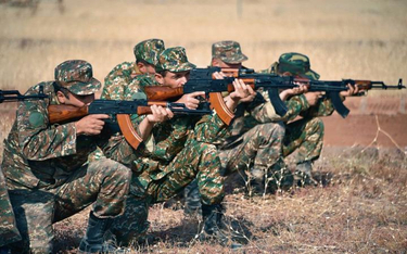 Ormiańscy żołnierze powołani w ostatniej chwili na wojnę ćwiczą w garnizonie w zachodniej części kra