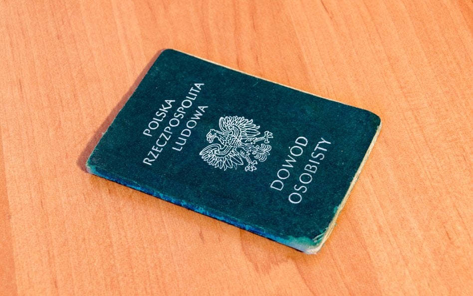 Stary zielony dowód osobisty może pomóc w udokumentowaniu okresów zatrudnienia i uzyskaniu wyższej e