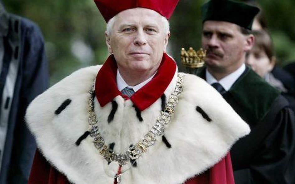 Podczas ubiegłorocznego ogłaszania wyników prof. Karol Musioł, rektor UJ, ciesząc się ze zwycięstwa,
