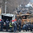 Rozminowywanie ulicy w Buczy