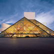Rock'n'Roll Hall of Fame ożywiło poprzemysłową dzielnicę Cleveland. Od 1995 r. odwiedziło obiekt 7 m