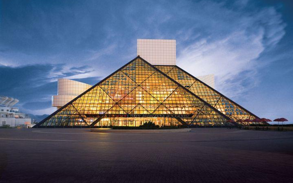 Rock'n'Roll Hall of Fame ożywiło poprzemysłową dzielnicę Cleveland. Od 1995 r. odwiedziło obiekt 7 m