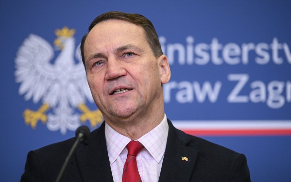 Wicepremier, minister spraw zagranicznych Radosław Sikorski podczas wspólnej konferencji prasowej po