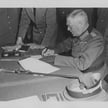 Feldmarszałek Wilhelm Keitel podpisujący akt kapitulacji Wehrmachtu, 8/9 maja 1945 r