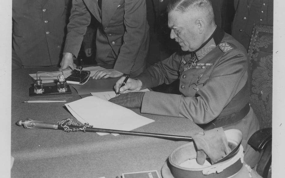 Feldmarszałek Wilhelm Keitel podpisujący akt kapitulacji Wehrmachtu, 8/9 maja 1945 r