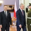 Prezydent Karol Nawrocki oraz prezydent Litwy Gitanas Nausėda w drodze na wspólną konferencję prasow