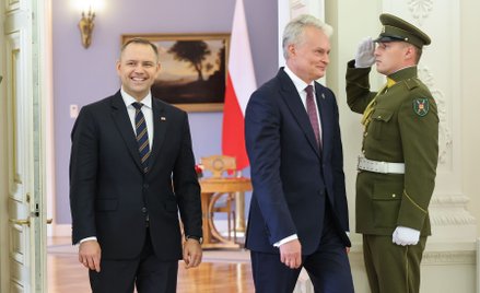 Prezydent Karol Nawrocki oraz prezydent Litwy Gitanas Nausėda w drodze na wspólną konferencję prasow