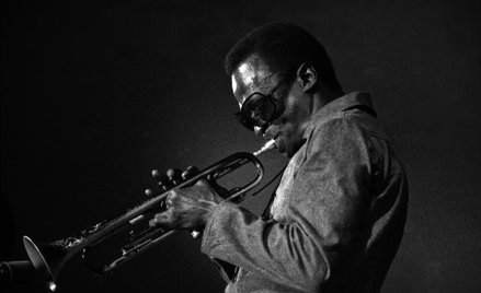 Miles Davis kochał boks. Idolem jego dzieciństwa był Joe Louis, wzorem w walce z alkoholem i narkoty