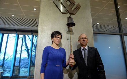 Małgorzata Zaleska (L) oraz były prezes GPW Wiesław Rozłucki (P)