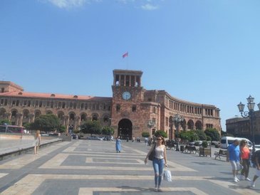 Plac Republiki stanowi ścisłe centrum Erywania. Przy nim ma siedzibę m.in. rząd Armenii.