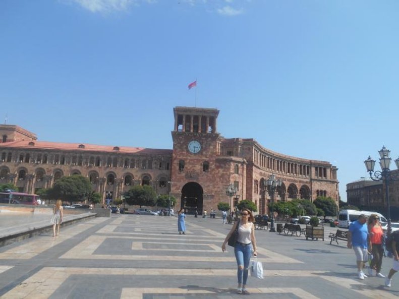 Plac Republiki stanowi ścisłe centrum Erywania. Przy nim ma siedzibę m.in. rząd Armenii.