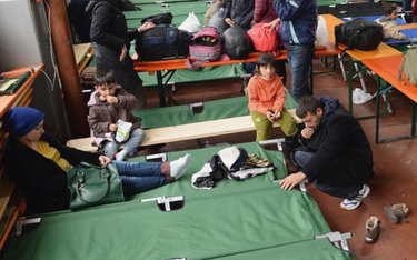 Uchodźcy koczujący w ubiegłym tygodniu przed punktem rejestracyjnym w Pasawie