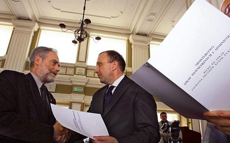Grzegorz Schetyna 3 czerwca – cztery dni przed wyborami – wręczył samorządow-com promesy na likwidac