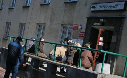 Tną etaty w bankach, na budowach i transporcie