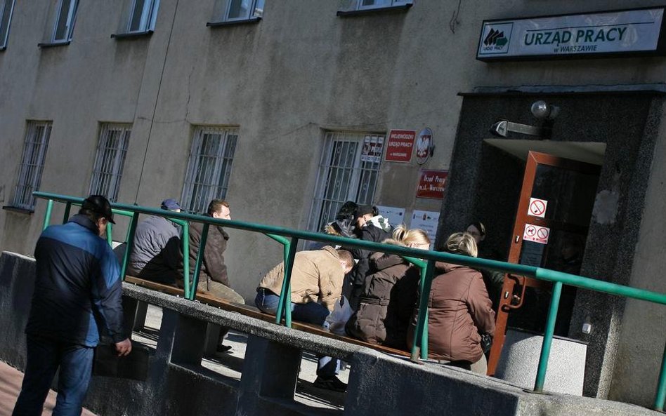 Tną etaty w bankach, na budowach i transporcie