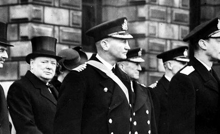 Uroczysta inspekcja okrętów HMS „Exeter” i HMS „Ajax”, sierpień 1940. Od lewej: książę Kentu, premie