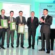 Nagrodę Januszowi Jankowiakowi (w środku) wręczyli Piotr Wiesiołek, p.o. prezesa NBP (drugi z prawej