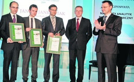 Nagrodę Januszowi Jankowiakowi (w środku) wręczyli Piotr Wiesiołek, p.o. prezesa NBP (drugi z prawej