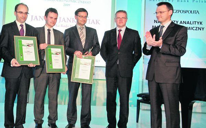 Nagrodę Januszowi Jankowiakowi (w środku) wręczyli Piotr Wiesiołek, p.o. prezesa NBP (drugi z prawej